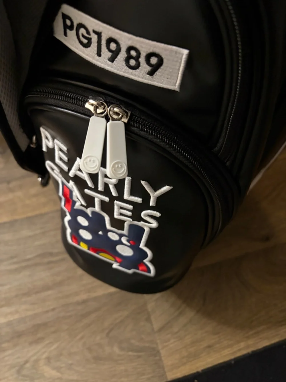 Men’s Black and White Golf Bag
